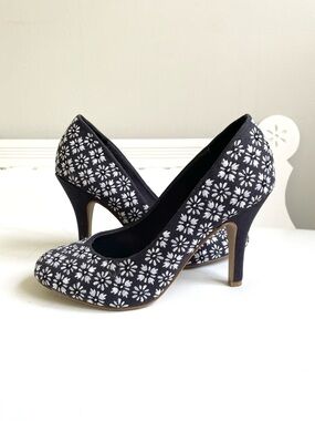 KELLY KATIE NAVY BLUE CANVAS ROUND TOE HEEL PUMP WHITE EMBROIDERED FLOWERS